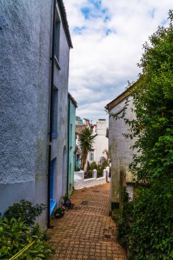 Dar geçit sahil kasabası, eski binalarda arkasından bir