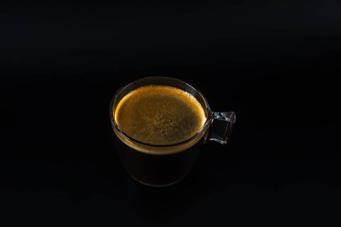 aromatik siyah siyah arka plan, bir cam fincan kahve seti