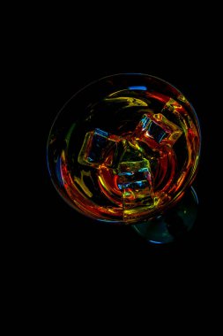 Buz küpleri, yaz içeceği ile bir kokteyl cam renkli içki