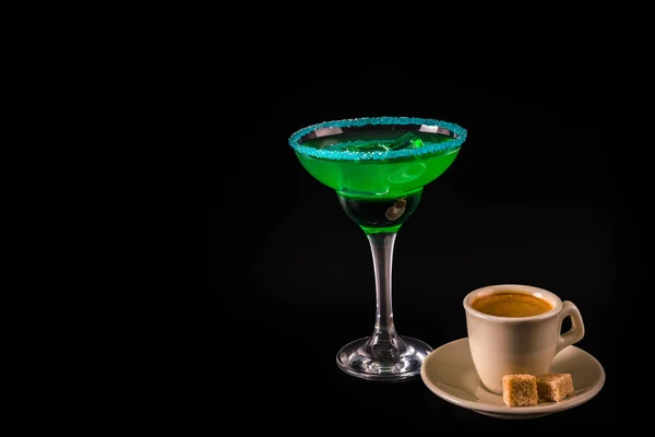 Café noir et boisson colorée dans un verre à cocktail, avec glace cu — Photo