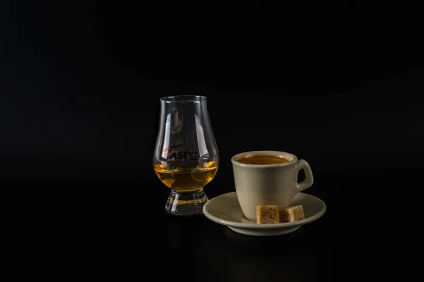 Single malt tasting glasses, single malt whisky in a glass and b — Stock Photo, Image