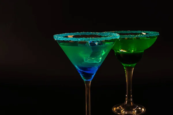 Bebida colorida en una copa de cóctel, con cubitos de hielo, bebida de verano — Foto de Stock