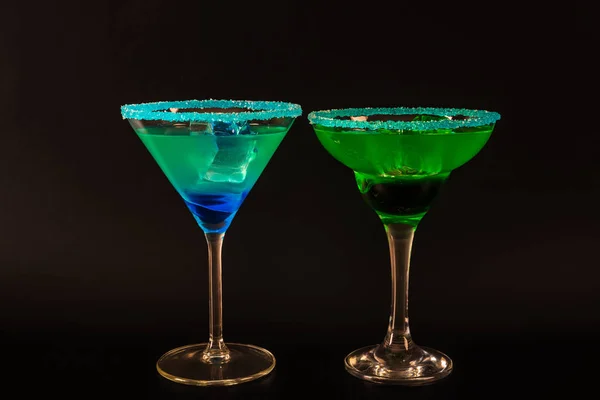 Boisson colorée dans un verre à cocktail, avec glaçons, boisson d'été — Photo