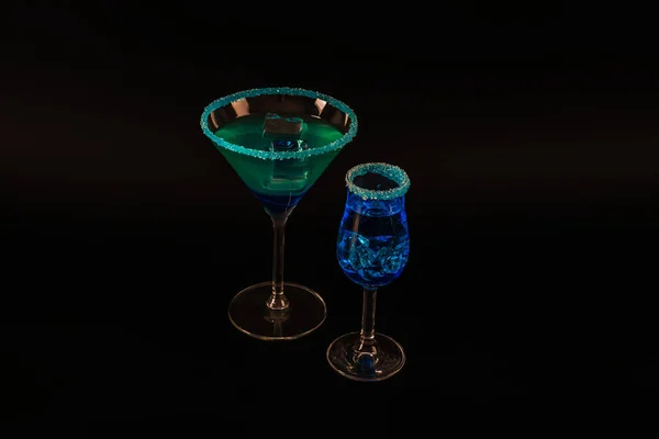 Bunter Drink im Cocktailglas, mit Eiswürfeln, Sommergetränk — Stockfoto