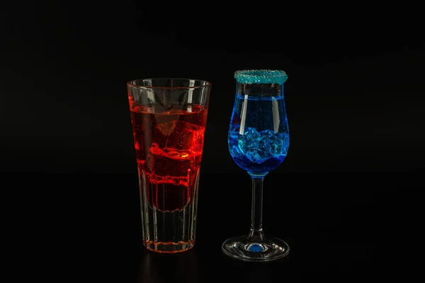 Boisson colorée dans un verre à cocktail, avec glaçons, boisson d'été — Photo