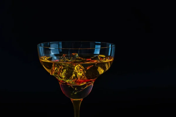 Bevanda colorata in un bicchiere da cocktail, con cubetti di ghiaccio, bevanda estiva — Foto Stock