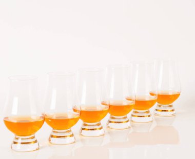 Tek malt gözlük, bir glas tek malt viski tadımı kümesi