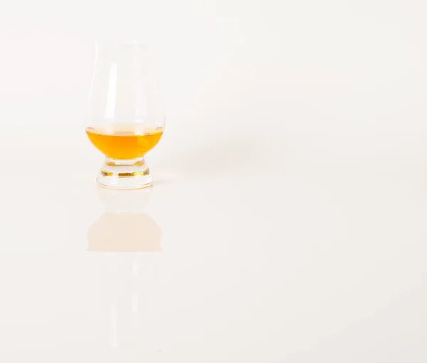 Single Malt Probierglas, Single Malt Whisky im Glas, weiß — Stockfoto