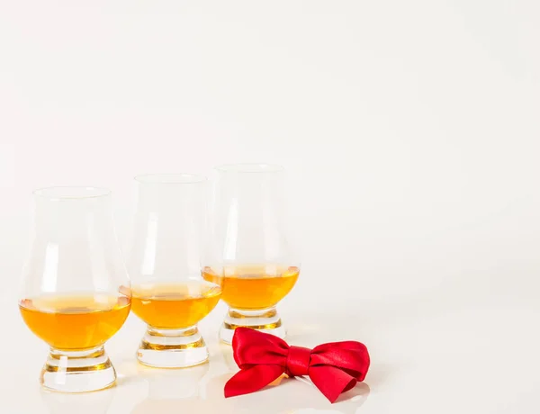 Uppsättning av single malt provsmakning Glasögon, single maltwhisky i ett glas — Stockfoto