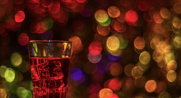 Colored drink in glass, cocktail,  night lights bokeh background — Stock Photo, Image