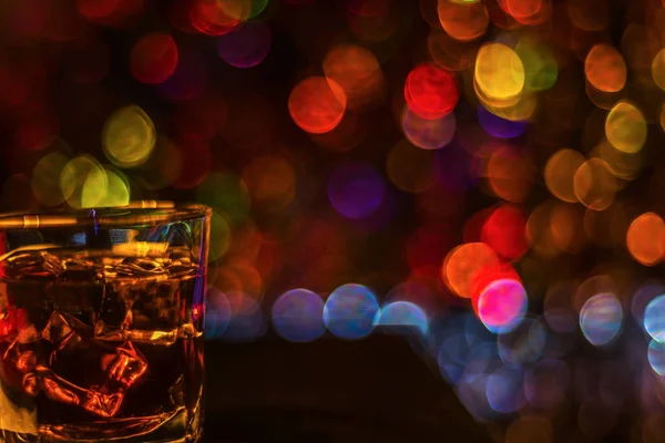 Färgade dryck i glas, cocktail, lyser natt bokeh bakgrund — Stockfoto