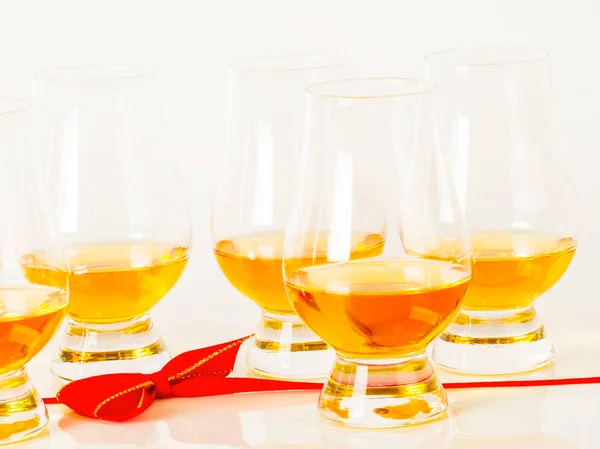 Σύνολο ενιαία βύνη γεύση γυαλιά, ενιαίου malt ουίσκι σε ένα νεροπότηρο — Φωτογραφία Αρχείου