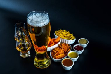farklı dips, cam ve pi tek malt aperatifler kümesi