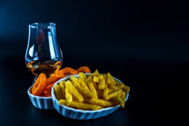 aperatifler farklı dips ve bir bardak viski ile kümesi, 