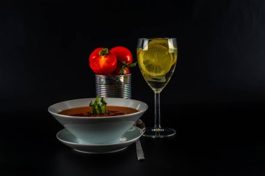 Metal teneke, taze domates, su zekâ ile domates vejetaryen çorbası