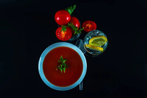 Zuppa vegetariana di pomodoro con stagno di metallo, pomodori freschi, umido d'acqua — Foto Stock