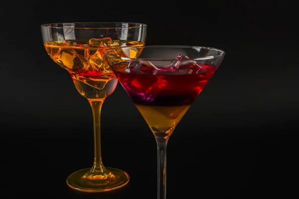 Bunter Drink im Cocktailglas, mit Eiswürfeln, Sommergetränk — Stockfoto