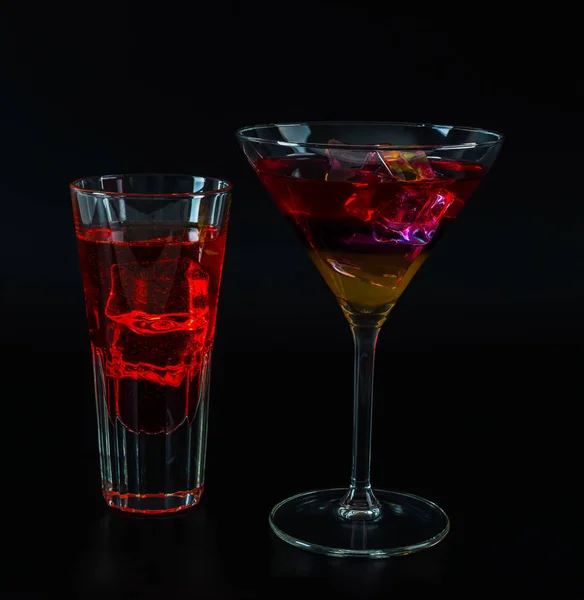 Boisson colorée dans un verre à cocktail, avec glaçons, boisson d'été — Photo