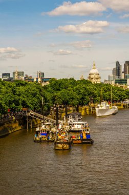 Panoramik şehir Londra, thames Nehri üzerinde modern gemi ve 