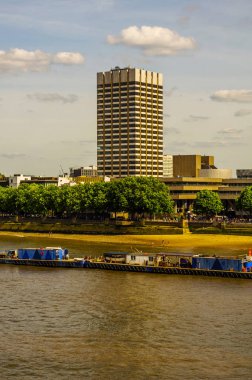 Panoramik şehir Londra, thames Nehri üzerinde modern gemi ve 