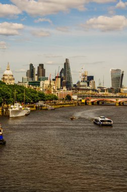 Panoramik şehir Londra, thames Nehri üzerinde modern gemi ve 