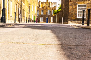 Tipik eski İngilizce binalar, düşük tuğla binalar arasında bir narr