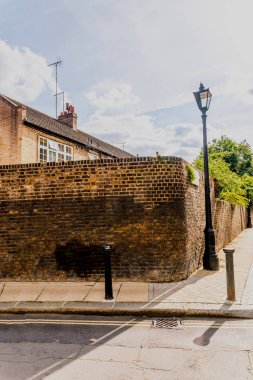 Tipik eski İngilizce binalar, düşük tuğla binalar arasında bir narr