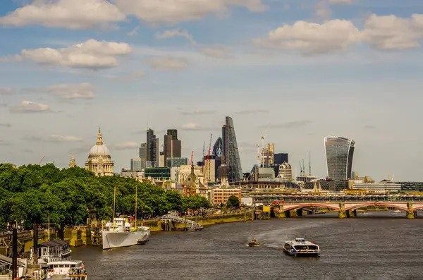 Панорамне місто Лондона, кораблі на річці Темза, сучасні і — стокове фото