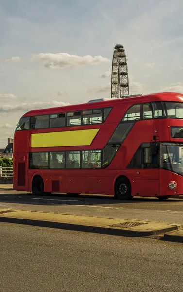 Подвійний палубі червоного автобуса на мосту в Лондоні, символічне транспортний засіб на мосту — стокове фото