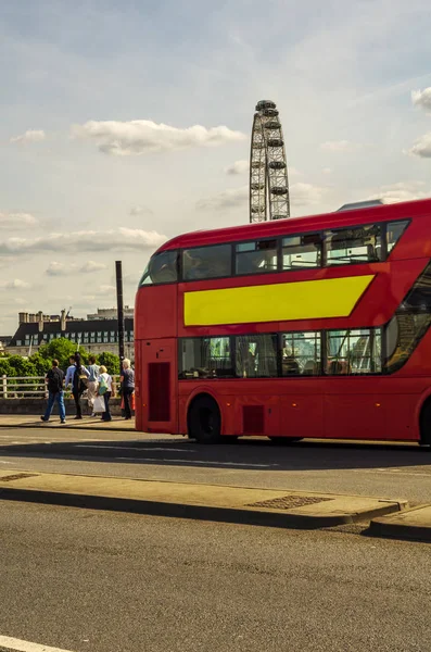 Подвійний палубі червоного автобуса на мосту в Лондоні, символічне транспортний засіб на мосту — стокове фото