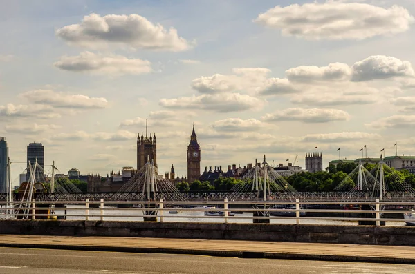 Панорамне місто Лондона, кораблі на річці Темза, сучасні і — стокове фото