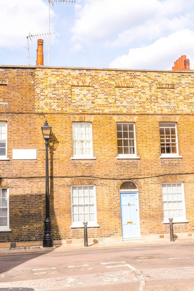 Typical old English buildings, low brick buildings across a narr — Stock Photo, Image