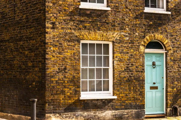 Stijlvolle ingang van een residentieel gebouw, een interessante facad — Stockfoto