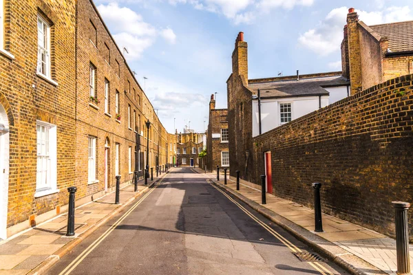 Tipik eski İngilizce binalar, düşük tuğla binalar arasında bir narr