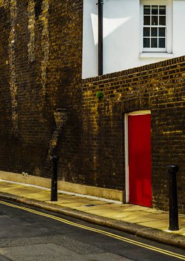 Tipik eski İngilizce binalar, düşük tuğla binalar arasında bir narr