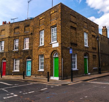 Tipik eski İngilizce binalar, düşük tuğla binalar arasında bir narr