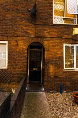 Tipik eski İngilizce binalar, düşük tuğla binalar arasında bir narr