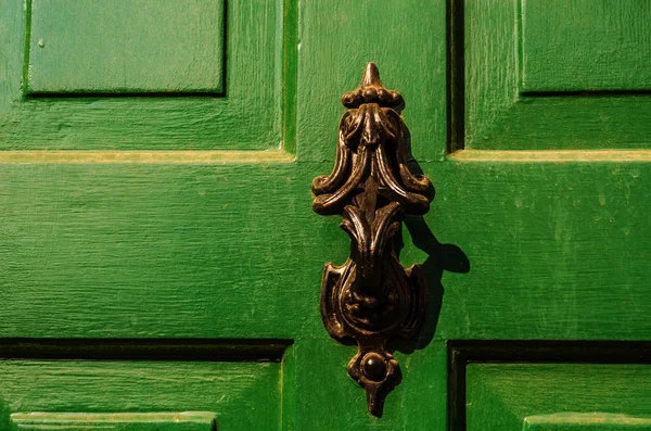 Drzwi z mosiądzu Kołatka w kształcie wystrój, piękne entra — Zdjęcie stockowe