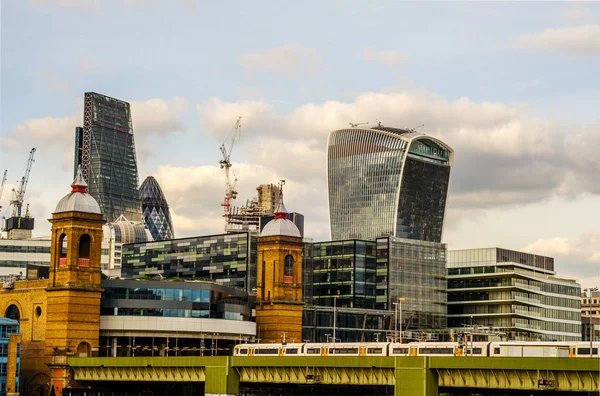 Londres panorama de la ciudad, la vista desde el puente sobre la R — Foto de Stock