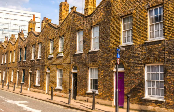 Typical old English buildings, low brick buildings across a narr — Stock Photo, Image