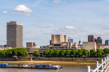 Panoramik şehir Londra, thames Nehri üzerinde modern gemi ve 