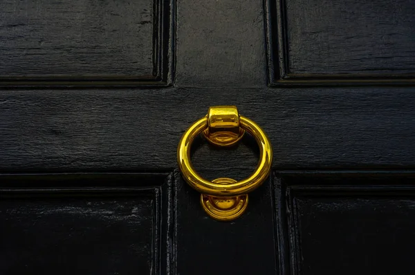 Porta com batedor de latão na forma de uma decoração, bela entra — Fotografia de Stock