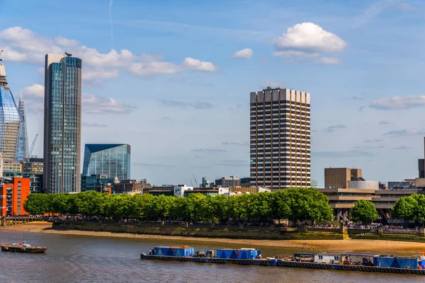 パノラマ ロンドンはテムズ川、現代の船と — ストック写真