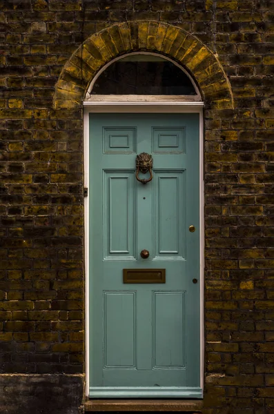 Stylish entrance to a residential building, an interesting facad — Stock Photo, Image