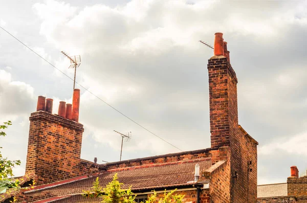 Typical old English buildings, low brick buildings across a narr — Stock Photo, Image