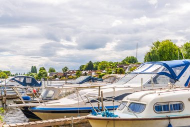 Tekneler nehrin kıyısında t konut evler bağlantılı.