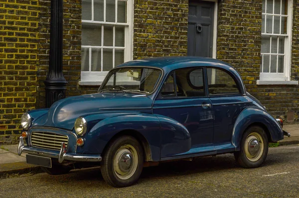 Old blue car parked on the street, old london, old building in l — Stock Photo, Image