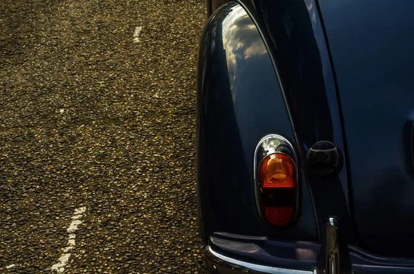 Gammal blå bil parkerad på gatan, gamla london, gamla byggnad i l — Stockfoto