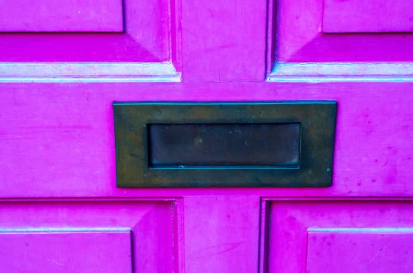 Buzón viejo en la puerta, forma tradicional de entregar cartas —  Fotos de Stock