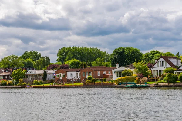 Vista al otro lado del río, casas residenciales ubicadas — Foto de Stock